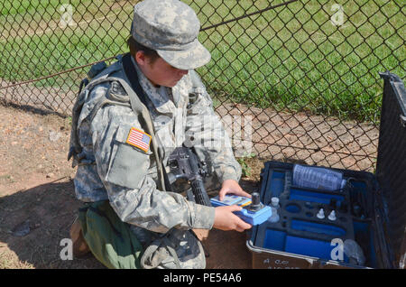 Pvt. Emily Hale, eine Wasseraufbereitung Spezialist mit Die 129 Bekämpfung Sustainment Support Bataillons, Luftlandedivision Sustainment Brigade, Luftlandedivision (Air Assault), führt einen Test auf Wasser, das durch die taktische Wasserreinigungssystem gereinigt wurde, damit sichergestellt ist, dass es auch für die Verteilung an die Soldaten Sept. 3, 2015, in die Inszenierung der gemeinsamen Bereitschaft Training Center in Alexandria Louisiana bereit. Die Wasseraufbereitung Team mit Die 129 CSSB ist Teil einer Ausbildung Rotation an JRTC Unterstützung der 2. Brigade Combat Team, 101 st. Die Schulungen können sowohl für Com Stockfoto