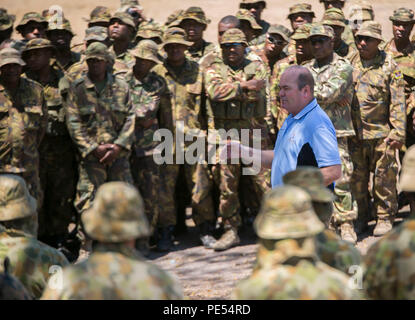 Royal Australian Army Brig. Gen. Roger Edle spricht zu den Puk Puk Squadron über ihre Fortschritte und Bemühungen während der multi-nationale Übung Puk Puk 15 an Taurama Kaserne, Papua-Neuguinea, Sept. 22, 2015. Die Staffel einen neuen Parcours gebaut, vordere Tor, eine lokale Schule und anderen technischen umlackiert basierten Projekten rund um das Camp. Das Ziel des multi-nationalen Übung ist, positive und bleibende Veränderung durch die Sanierung der Infrastruktur und grundlegende militärische Fähigkeiten Ausbildung zu erhöhen. Noble, Townsville, Queensland, Eingeborener, ist der kommandierende Offizier mit 3. Brigade. (U.S. Ma Stockfoto