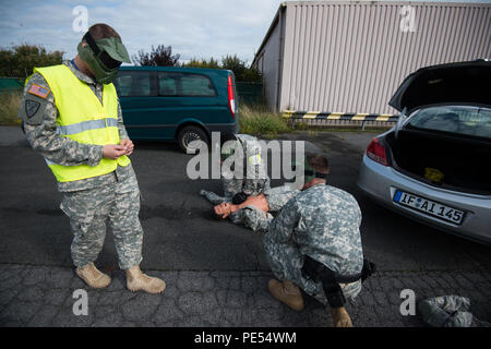 Us-Armee Sgt. Devlin Trefethen, Links, Gutachter, überwacht Spc. Richard Fletcher, wer führt kardio-pulmonalen Reanimation während Spc. William Crankshaw macht ein Radio nennen, sind alle militärischen Polizisten zugeordnet der Bereitschaftsdienste der Direktion, U.S. Army Garrison Benelux und Active shooter Operationen für eine Strafverfolgung Zertifizierung auf Chièvres, Chièvres, Belgien, 8. Oktober 2015 durchzuführen. (U.S. Armee Foto von visuellen Informationen Spezialist Pierre-Etienne Courtejoie/Freigegeben) Stockfoto