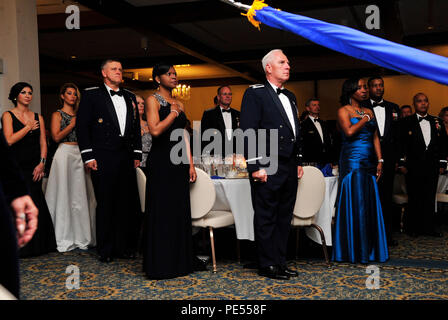 Luftwaffe Führer und die Gäste stehen für das Singen der Deutschen und der Amerikanischen Nationalhymne während der Air Force Kugel, Sept. 12, 2015, an der Air Base Ramstein, Deutschland. Die Air Force Offiziell feierte seinen 68. Geburtstag als unabhängiger Zweig Sept. 18, 2015. (U.S. Air Force Foto/Airman 1st Class Larissa Greatwood) Stockfoto