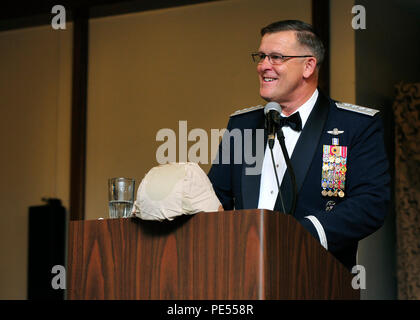 Gen. Frank Gorenc, US Luft Kräfte in Europa und Afrika Commander, spricht an der Air Force Kugel, Sept. 12, 2015, an der Air Base Ramstein, Deutschland. Gorenc sprach über die Leistungen des Air Force während seiner 68 Jahre als auch die Bedeutung der weltweit größten Air Force. (U.S. Air Force Foto/Airman 1st Class Larissa Greatwood) Stockfoto