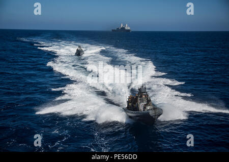 Us-Marines und Matrosen mit dem Maritimen Raid-Kraft, 13 Marine Expeditionary Unit (MEU), 1st Marine Expeditionary Force, Fahrt in einem starren Hülle Schlauchboot von der USS New Orleans während der PHIBRON-MEU integration Übung vor der Küste der Insel San Clemente, Sept. 23, 2015. Dies ist der erste - auf See - Übung für den PHIBRON-MEU Marinesoldaten und Matrosen, als sie zusammen in Vorbereitung auf die Bereitstellung an den Pazifik und zentrale Verantwortungsbereiche Arbeit Anfang 2016. (U.S. Marine Corps Foto von Sgt. Tyler C. Gregory/freigegeben) Stockfoto