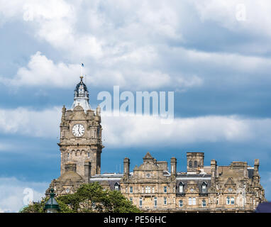 Hotel im viktorianischen Stil, Rocco Forte Hotel Balmoral Clock Tower und Gebäude gegen die drastischen blau-weißen Himmel, Princes Street, Edinburgh, Schottland, Großbritannien Stockfoto