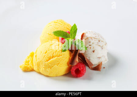 Kugeln Eis mit Schokolade locken und Obst Stockfoto