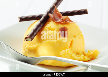 Gelbes Eis, garniert mit Minze-sticks Stockfoto