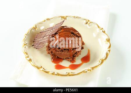 Kugel Schokoladeneis mit toffee Sauce Stockfoto