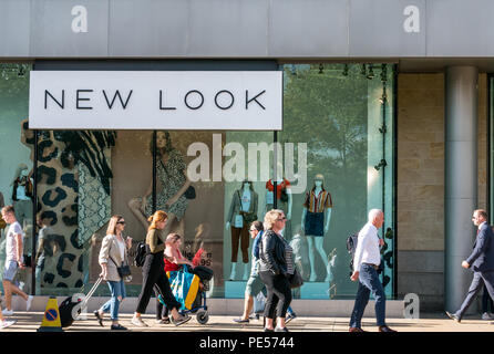 Käufer hinter die Fassade des neuen Store mit Puppen in Glas Fenster schauen, Princes Street, Edinburgh, Schottland, Großbritannien Stockfoto