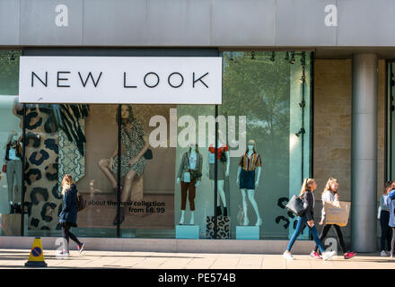 Käufer hinter die Fassade des neuen Store mit Puppen in Glas Fenster schauen, Princes Street, Edinburgh, Schottland, Großbritannien Stockfoto