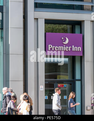 Die Menschen hinter der Fassade von Premier Inn Princes Street, Edinburgh, Schottland, VEREINIGTEN KÖNIGREICH an einem sonnigen Tag Sommer Stockfoto