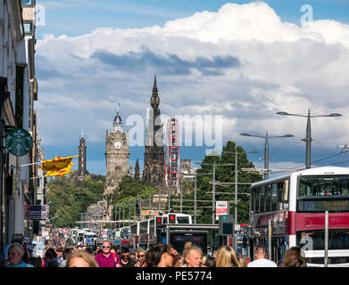 Besetzt die Princes Street Lothian Buses, Menschen, Straßenbahn, Drähte, Scott Monument, Nelson Denkmal, Balmoral Hotel, M&Ds großen Riesenrad, Edinburgh, Schottland, Großbritannien Stockfoto