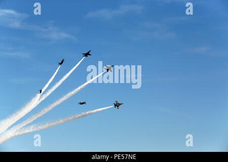 150926-N-HP 195-023 Naval Base Ventura County, Kalifornien, USA (bis 30. 26, 2014) den Blauen Engel führen Sie die Delta breakout Manöver gegen Ende ihrer Demonstration am 2015 Point Mugu Air Show auf Naval Base Ventura County. (U.S. Marine Foto von Mass Communication Specialist 1. Klasse Christopher Okula/Freigegeben) Stockfoto