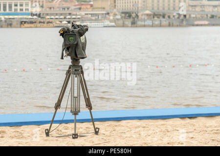 Fernsehen Kamera auf dem Fluss Strand. Kamera für Aufnahmen am Strand Stockfoto
