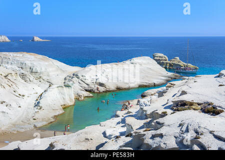 Weiße Kreidefelsen in Sarakiniko, Insel Milos, Kykladen, Griechenland. Stockfoto