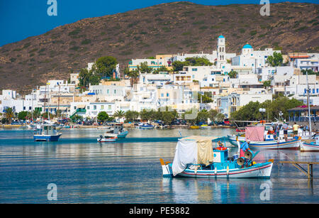 Malerische traditionelle Fischerdorf Adamantas auf der Insel Milos, Kykladen, Griechenland. Stockfoto
