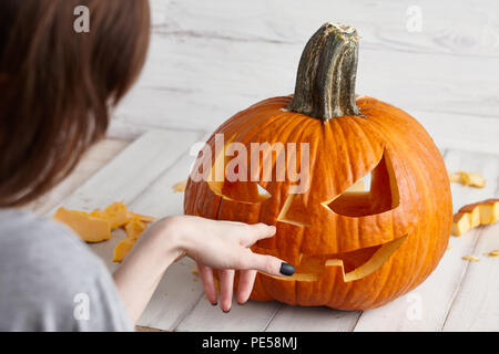 Halloween Kürbis schnitzen in Jack-o-Lantern, Ansicht schließen Stockfoto