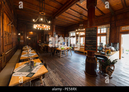 Einen wunderschönen Speisesaal mit hohen Holzdecke und holzgetäfelten Wänden in die denkmalgeschützte Berliner Hütte im Zillertal, Österreich Stockfoto