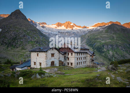 Historischen Berliner Hütte im Zillertal mit ersten Sonnenlicht auf dem Waxegkees Gletscher, Berg gröberen Moeseler und die Schoenbichler Horn, Österreich Stockfoto