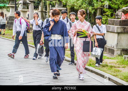 Wandern in Kimonos an Der Kitano-Tenmangu Schrein Kyoto Japan 2015 Stockfoto