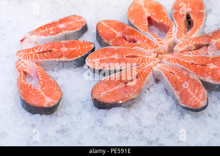 Viel frischer roher Lachs Steaks auf Eis im Supermarkt. Frischen, rohen Lachs auf Eis. Grosse Stücke roher Lachs. Fisch auf Eis. Lachs auf Zähler. Forellen Steaks auf Stockfoto
