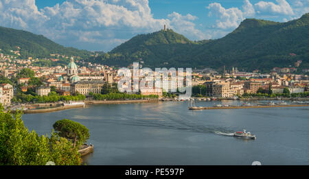 Panoramablick auf den Comer See Stadt, mit Blick auf den Comer See, auf einem sonnigen Sommernachmittag. Italien. Stockfoto