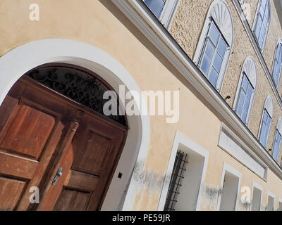 Haus, wo Adolf Hitler war geboren. In einem einfachen gelben Haus im Salzburger Vorstadt 15, Braunau am Inn, wo seine Eltern eine kleine Wohnung gemietet, Adolf Hitler wurde am 20. April 1889 geboren. Er wurde später die schlimmsten Verbrecher in der Geschichte. In seinem Geburtshaus in der Österreichischen Stadt Braunau am Inn Sie versuchen ihn zu vergessen. Sie wollen die Neonazis ein Wallfahrtsort von diesem Ort zu vermeiden. Das ist der Grund, warum der Staat die Gebäude vom Eigentümer enteignet, Gerlinde Pommer - Angloher, letztes Jahr, und planen es zu erstellen und es für charitative Zwecke verwenden. Stockfoto