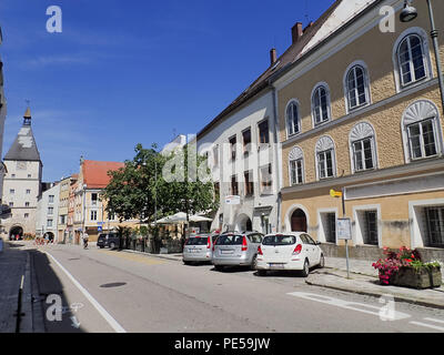 Haus, wo Adolf Hitler war geboren. In einem einfachen gelben Haus im Salzburger Vorstadt 15, Braunau am Inn, wo seine Eltern eine kleine Wohnung gemietet, Adolf Hitler wurde am 20. April 1889 geboren. Er wurde später die schlimmsten Verbrecher in der Geschichte. In seinem Geburtshaus in der Österreichischen Stadt Braunau am Inn Sie versuchen ihn zu vergessen. Sie wollen die Neonazis ein Wallfahrtsort von diesem Ort zu vermeiden. Das ist der Grund, warum der Staat die Gebäude vom Eigentümer enteignet, Gerlinde Pommer - Angloher, letztes Jahr, und planen es zu erstellen und es für charitative Zwecke verwenden. Stockfoto