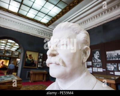 Büste von Stalin. Für die ganze Welt, Josef Vissarionovich Stalin, der herrschenden war die Sowjetunion von 1941 - 1953 ist ein Diktator. In Gori, Georgien, wo er als Susanne Dschugaschwili geboren wurde, ist er für ein Held betrachtet. Sein Museum wurde 1957 eröffnet und ist auch heute noch die Besucher. Haus, wo er geboren ist immer noch dort stehen auf dem Hauptplatz, in Marmor Gebäude geschützt. Viele Menschen in Gori denke, dass das Leben besser in Zeiten des Kommunismus und der Sowjetunion war. Stalin hat eine Menge Respekt. Auch im Museum, Tatsachen über seine Diktatur, verursacht den Tod von 20 000 000 peop Stockfoto