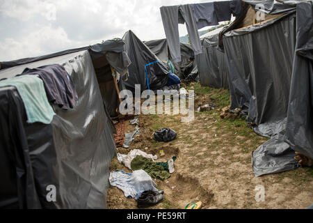 Ein Blick auf die Flüchtlingslager. Flüchtlinge, die versuchen, ihren Weg in die EU zu machen über Bosnien leben hier in Velika Kladusa in schrecklichen und unmenschlichen Bedingungen in eine Zeltstadt nach der Schließung der ehemaligen Balkanroute, improvisierte Zelte sind meist die einzige Dach für Mann, Frau und Kinder. Leute versuchen, die Grenze durch den sogenannten "Dschungel", aber nach der Eingabe von Kroatien sind sie von der Polizei geschlagen, Telefone sind zerquetscht und oft Geld ist auch mitgenommen. Nachdem der Flüchtlinge nach Bosnien abgeschoben werden. Stockfoto