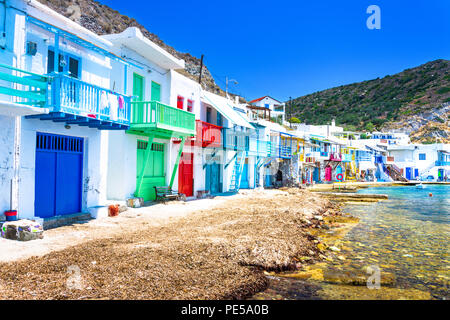 Klima Dorf (traditionelle griechische Dorf am Meer, das im Stil der Kykladen) mit sirmata - der traditionellen Häuser der Fischer, Insel Milos, Kykladen, Griechenland Stockfoto