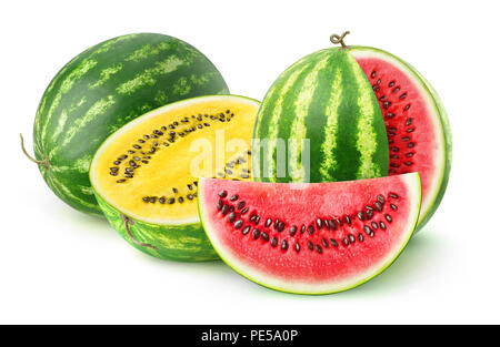Isolierte Wassermelonen. Zwei Wassermelonen Sorten, Rot und Gelb, auf weißem Hintergrund mit Freistellungspfad isoliert Stockfoto