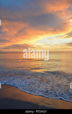 Spektakuläre Aussicht auf den Sonnenuntergang vom Strand auf Sanibel Island, Florida, USA Stockfoto