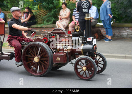 Miniatur Dampfmaschinen auf der Straße laufen durch Driffield East Yorkshire, England, UK, GB. Stockfoto