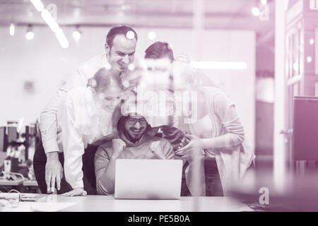 Portrait von Erfolgreiche Geschäft Leute Unternehmer an belebten startup Office Stockfoto