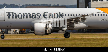 Nahaufnahme eines Thomas Cook Airlines Airbus A320 jet Landung am Flughafen Cardiff Wales. Die schubumkehr Klappen am Motor geöffnet sind. Stockfoto