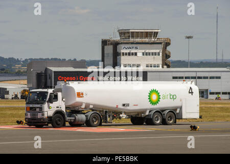 Große fuel Tanker Fahrzeug von Air BP betrieben mit Flugbenzin fahren entlang einer Rollbahn am Flughafen Cardiff Wales Stockfoto