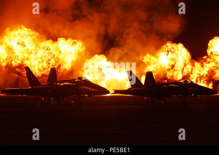 Die Wand aus Feuer bricht hinter den Blauen Engel Static Display während der 2015 MCAS Miramar Air Show an Bord der Marine Corps Air Station Miramar, Calif., Okt. 3. Die Wand aus Feuer war die letzte Leistung für die Twilight Erscheinen während der Air Show. (U.S. Marine Corps Foto von Sgt. Michele Jagd-/Freigegeben) Stockfoto