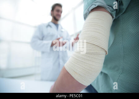 Orthopäden im Gespräch mit dem Patienten. Stockfoto