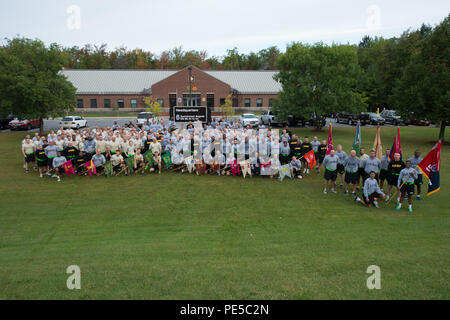 Muleskinner Unteroffiziere zusammen stehen nach einem Esprit de Corps Sept. 25. (Foto: Staff Sgt. Michael K. Selvage, 10 Mountain Division Sustainment Brigade Public Affairs NCO) (freigegeben) Stockfoto