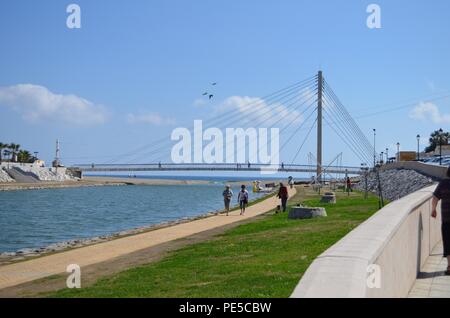 Puente de la Armada Española Fußgängerbrücke (oder Pasarela peatonal de Fuengirola) Baujahr 2006 Stockfoto