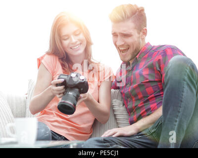 Glückliches junges paar Prüfungen Fotos auf Fotos die Kamera Stockfoto