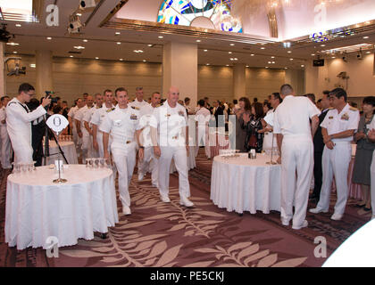 151005-N-IN 729-017 Yokosuka, Japan (Okt. 2010) 5, 2015) Kapitän Christopher Schraube, rechts, kommandierender Offizier der USS Ronald Reagan (CVN 76) und Kapitän Brett Crozier, CVN 76 Executive Officer, führen die Prozession als Ronald Reagan Seeleute ihren Eingang in die Japan-U.S. Marine Friendship Association (JANAFA) Anreise an der Rezeption. Die Rezeption war in Anerkennung von Ronald Reagan der Ankunft Flotte Aktivitäten Yokosuka, Japan als der U.S. Navy's nur vorne gehalten - Flugzeugträger eingesetzt. Ronald Reagan und seine eingeschifft Air Wing, Carrier Air Wing (Cvw) 5, eine Bekämpfung bereit, Kraft, schützt und zu verteidigen. Stockfoto