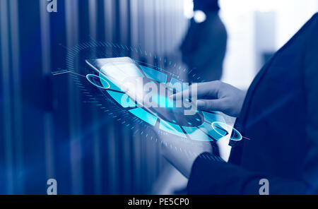 Weibliche IT-Engineer, der an einen Tablet-PC im Serverraum an modernen Data Center Stockfoto