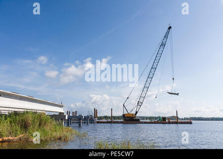 Aufbau der SR 19 Brücke am kleinen See Harris in Lake County, Florida, USA Stockfoto