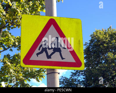 British Road Sign Schulkinder Kinder Crossing Road Warnschild blauer Himmel Stockfoto