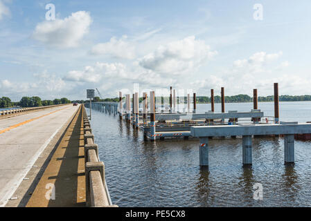 Aufbau der SR 19 Brücke am kleinen See Harris in Lake County, Florida, USA Stockfoto