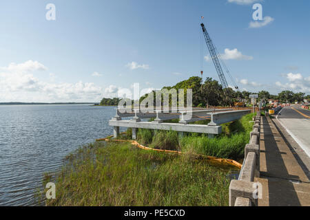 Aufbau der SR 19 Brücke am kleinen See Harris in Lake County, Florida, USA Stockfoto