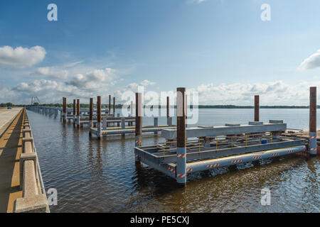 Aufbau der SR 19 Brücke am kleinen See Harris in Lake County, Florida, USA Stockfoto