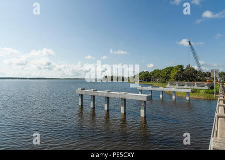 Aufbau der SR 19 Brücke am kleinen See Harris in Lake County, Florida, USA Stockfoto