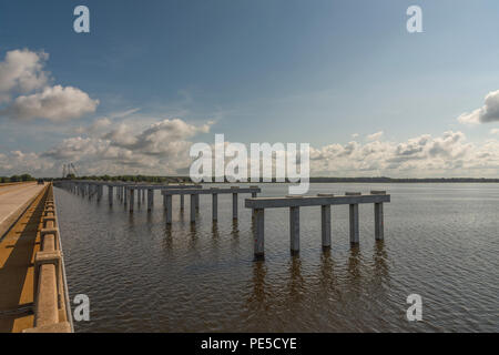 Aufbau der SR 19 Brücke am kleinen See Harris in Lake County, Florida, USA Stockfoto