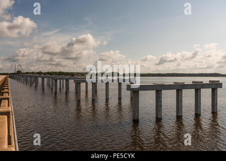 Aufbau der SR 19 Brücke am kleinen See Harris in Lake County, Florida, USA Stockfoto